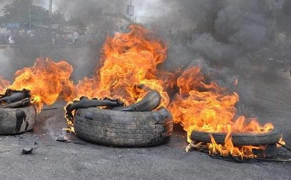 Read more about the article yuletide: anambra state government to prosecute those burning tyres on tarred roads