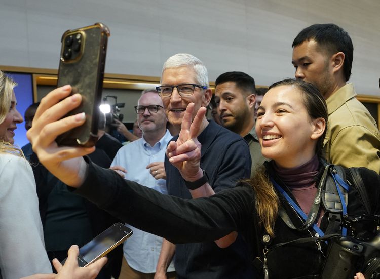 Read more about the article Apple’s record-breaking iphone upgrade: unlucking the power of apple inteligence
