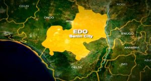 Read more about the article Eight passengers burnt to d3ath as fuel tanker crashes into vehicles on Benin-Auchi road