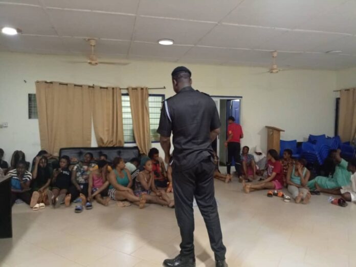 Read more about the article Police arrest 32 Nigerian women and 10 Ghanaian men for pr0stitution, drug offences (video)