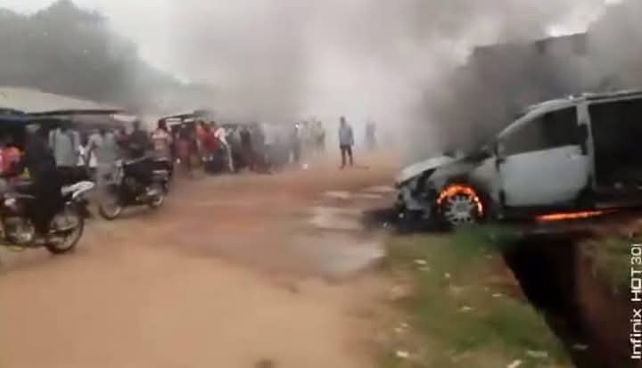 You are currently viewing Chaos in Umunze: Gunmen Attack Vigilante Office in Anambra, Set Five Vehicles Ablaze